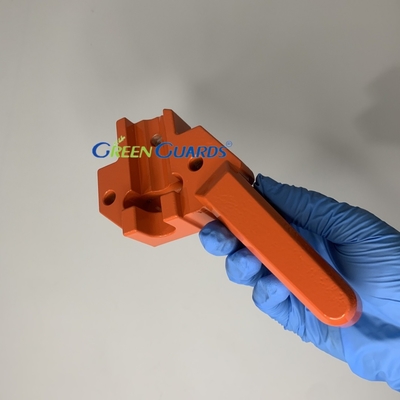Çim biçme makinesinin parçaları Bracket RH Çim yakalayıcı G241828 Fits Jacobsen Greens King